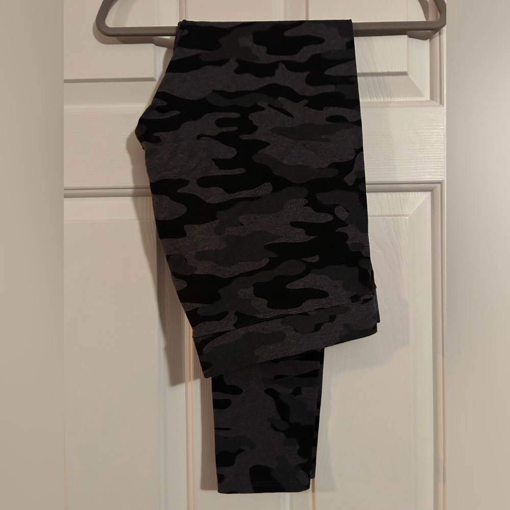 (NWOT) Pact Organic Cotton Black & Gray Camouflage Women’s Leggings